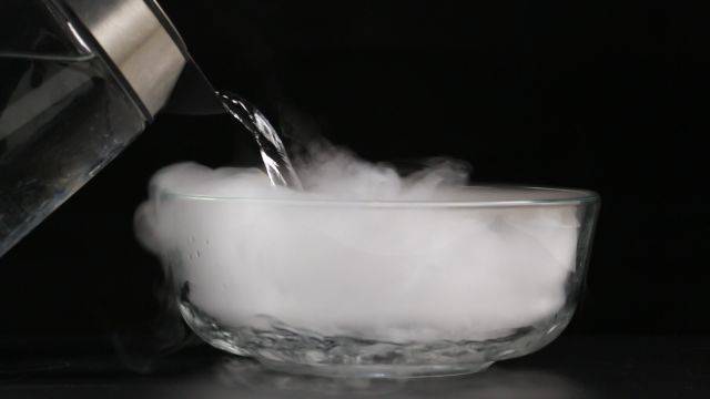 被干冰冻伤的处理方法,崇左干冰供应